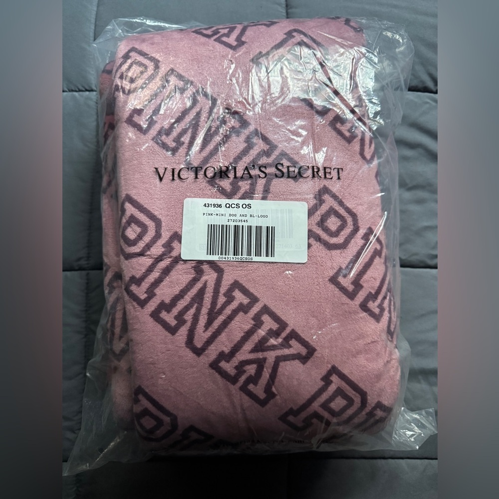 PINK Victoria Secret Cozy Logo Blanket